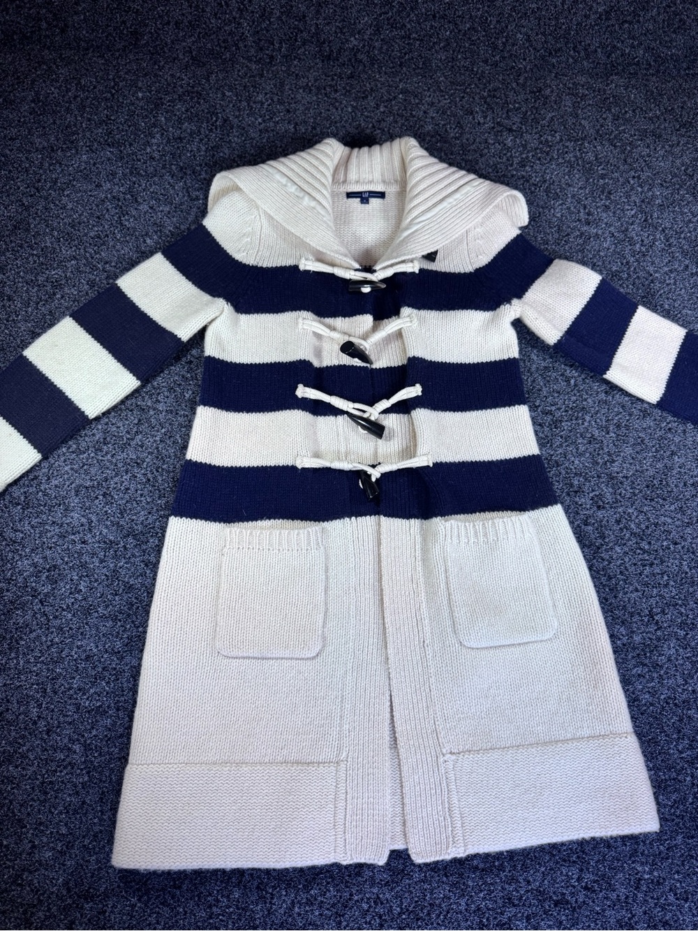 GAP women’s white/blue striped 100% lambs wool toggle cardigan - Picture 2 of 8